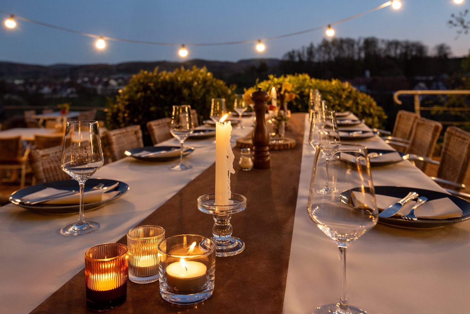 Gedeckter Tisch mit Blick in die Hügel