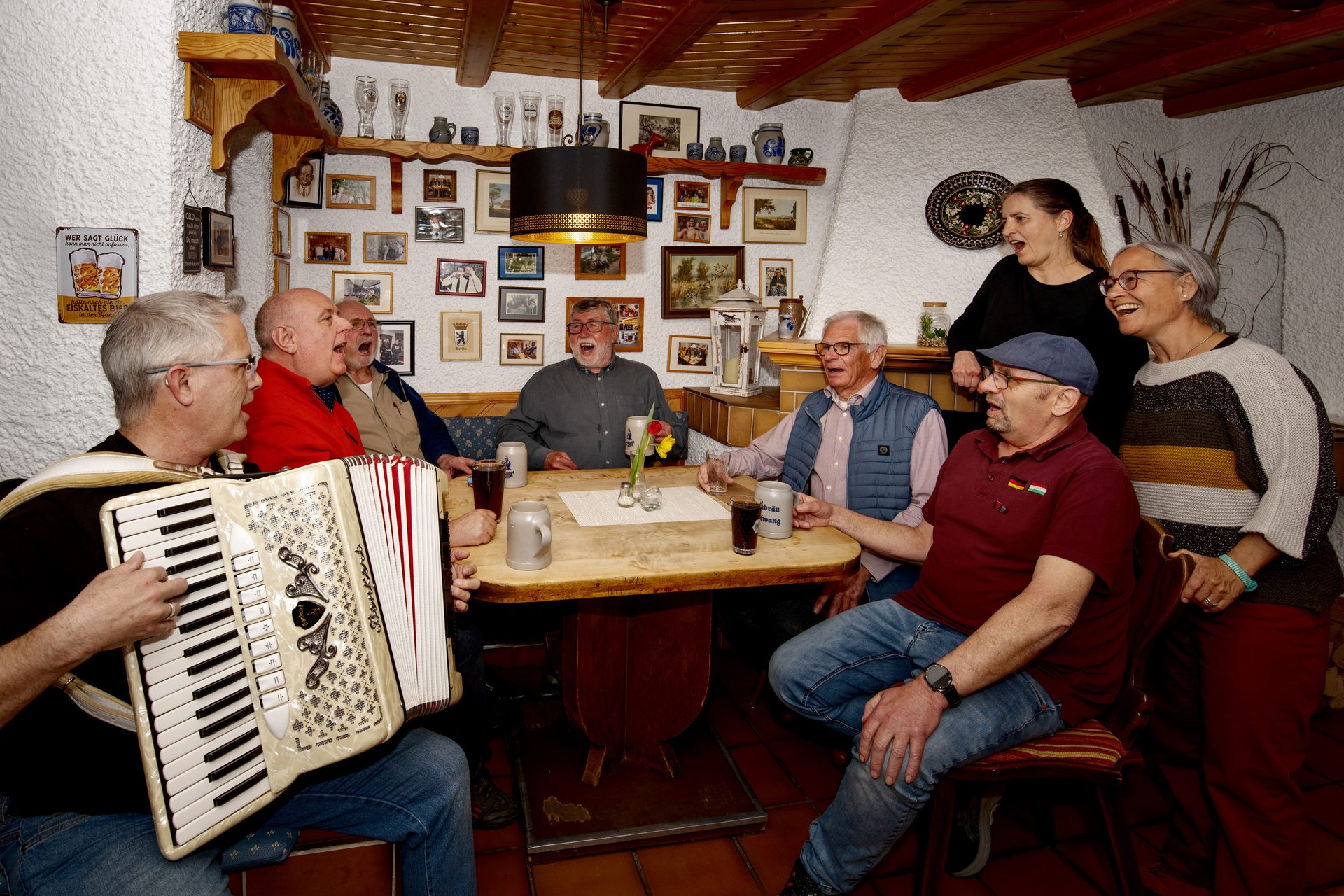 Männerrunde singt mit Akkordeon-Begleitung