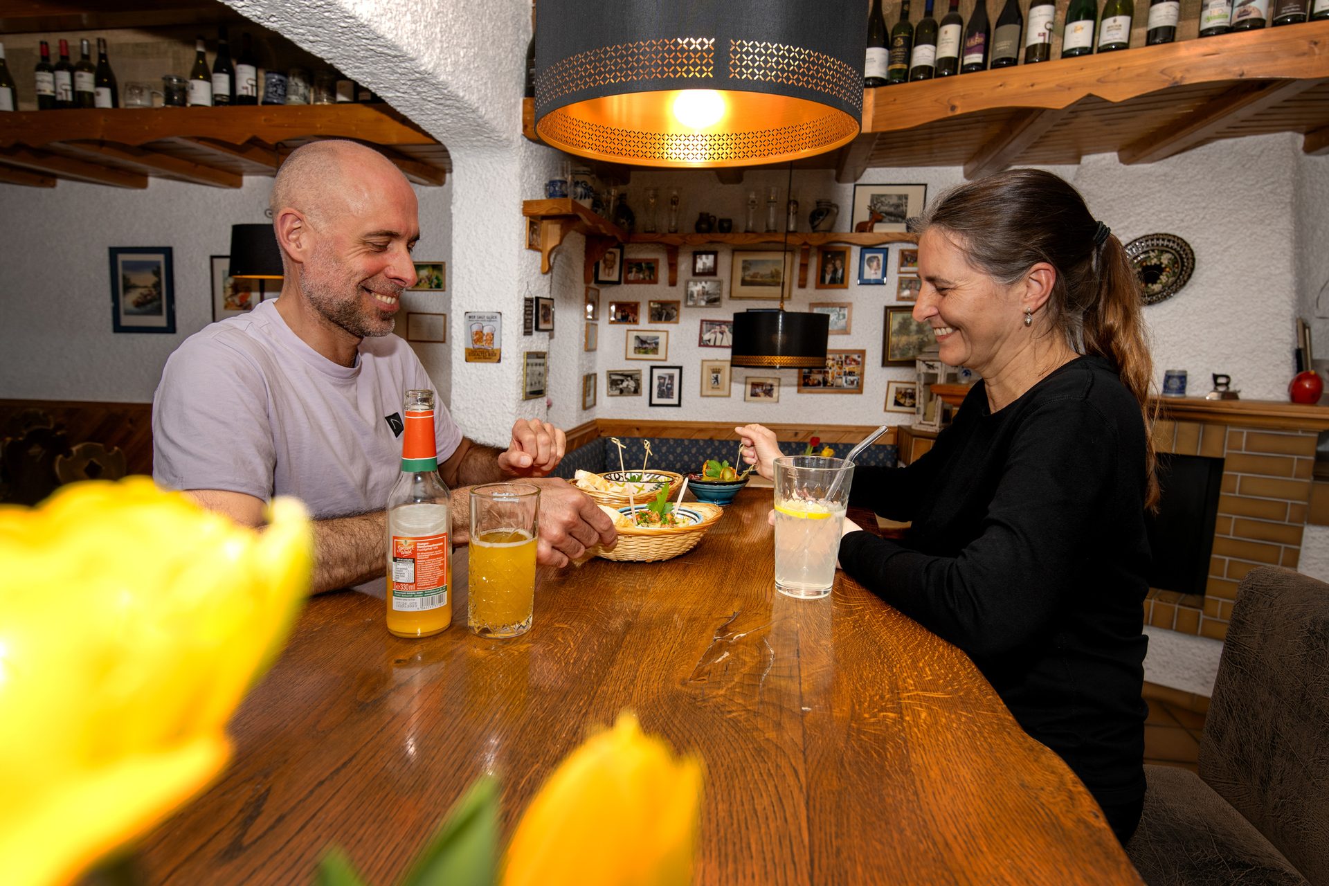 Paar beim Essen und Lachen in der Wirtshaus-Stube