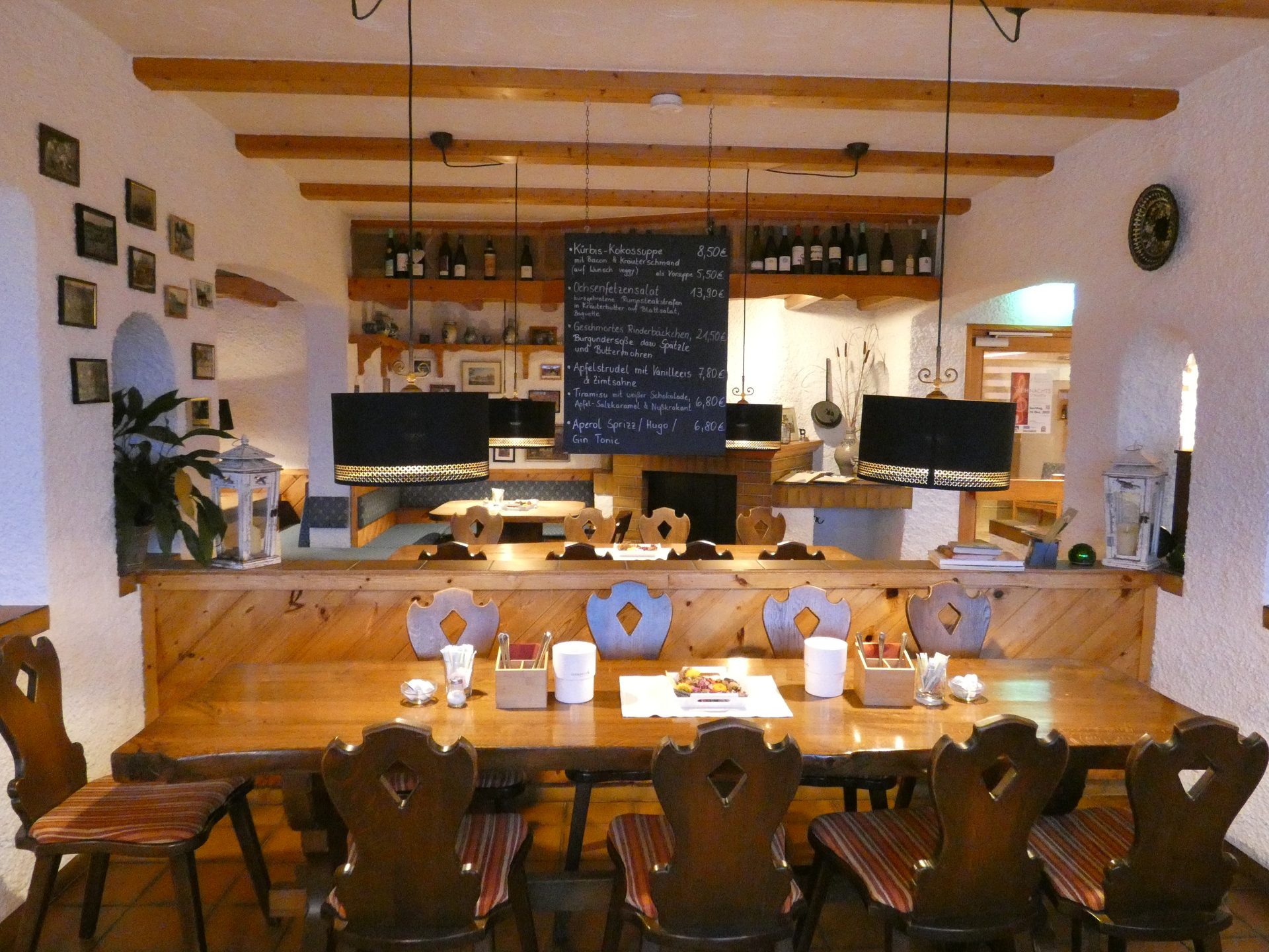 Wirtshaus Alexander — Blick in die Stube mit Theke und Schnitzsitzen
