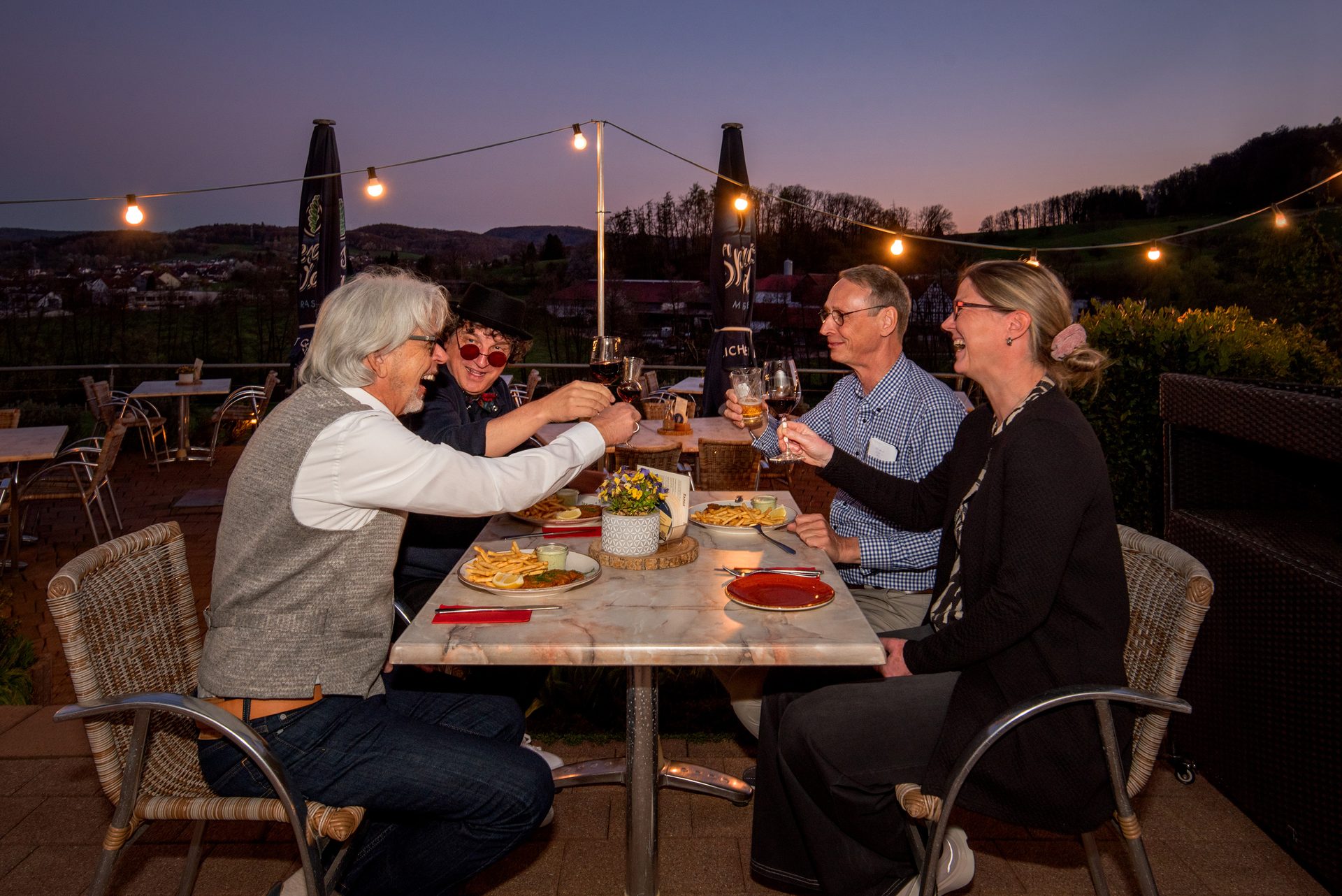 Wirtshaus Alexander — Terrasse in der Abenddämmerung